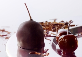 Ciliegia mora della Valpolicella raccolta a giugno e fatta maturare tre mesi in grappa di recioto ricoperta di cioccolato fondente Criollo 72%